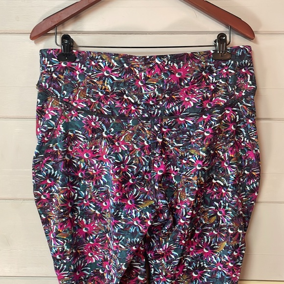 Lululemon Base Pace High-Rise
Running Tight 25" - Floral
Electric Multi  Size 16 - Picture 7 of 13